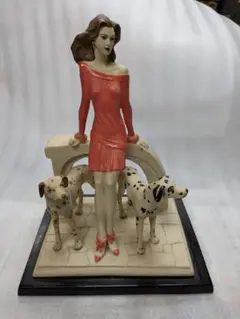 女性と犬の置物