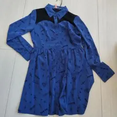 青いプリント柄の長袖ワンピース