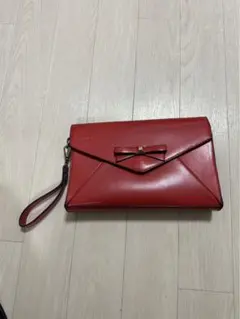 リボン付き赤クラッチバッグ