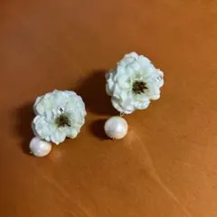 お花とコットンパールのイヤリングのサムネイル