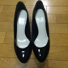 新品同様☆NATURAL BEAUTY 黒エナメルパンプスのサムネイル