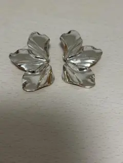 花びらモチーフ シルバーピアス 両耳用のサムネイル