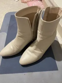 アイボリー ジッパー付きショートブーツ