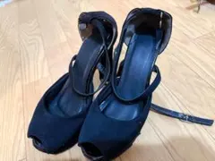 黒いオープントゥ高ヒール靴