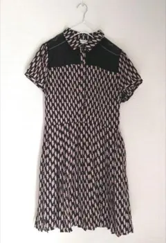 美品Forever21黒ビンテージ風花柄×シフォンパフ袖プリーツワンピース