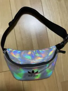 adidas メタルホログラム　ウエストポーチ　ボディバッグ　シルバー
