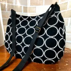 ハンドメイド　ぽってり　ラウンドトート　調整可能ショルダー　タンバリン柄刺繍黒色