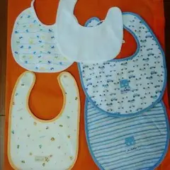 ベビースタイ 5枚セット+ ベビー帽子２個付き