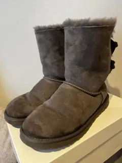 UGG グレー リボン付きムートンブーツ