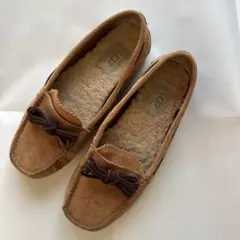 UGG ベージュ リボン付きモカシン