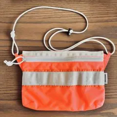 BRIEFING オレンジ サコッシュ