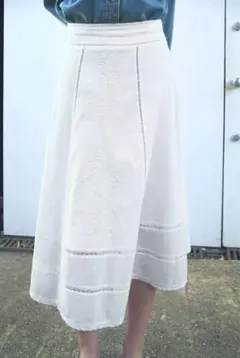 ZARA 刺繍入り　ミディ丈　スカート