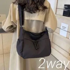 大容量　韓国　タッセル付き　斜めがけ　ショルダーバッグ　 肩掛け　 シンプル　黒