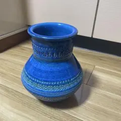 青い陶器の花瓶 装飾的な模様