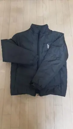 ブラックダウンジャケット hのロゴ付き