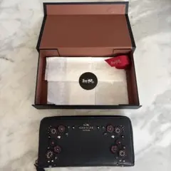 の*ん様 COACH ブラックレザー 長財布 花柄装飾