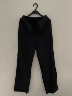 UNIQLOブラックストレートパンツ ボタン付き