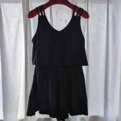 黒いストラップ付きワンピース水着