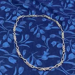 ネックレス　銀色でどんな色の洋服にも合います