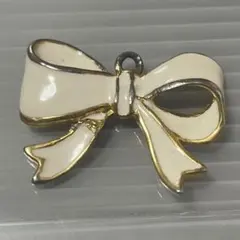 リボンチャーム　ホワイト×ゴールド