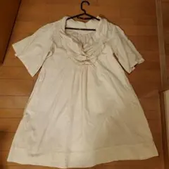 アイボリー フリル付き 半袖ワンピース