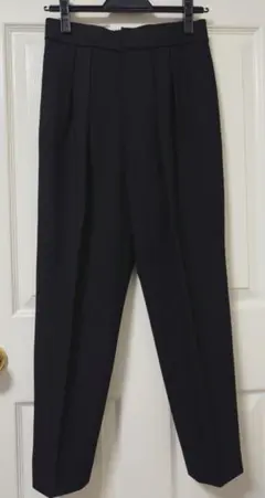 組曲★タック入り　テーパードパンツ　ブラック　未使用