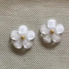 フラワーピアス、イヤリング  （パールホワイト）
