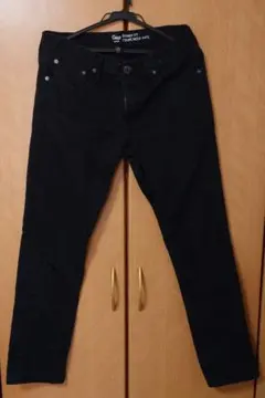 GAP SKINY FIT　ブラックのデニム、ダメージ加工あり