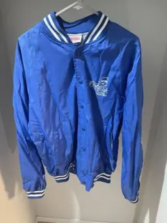 青いナイロンジャケット スタジャン風