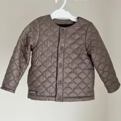 BREEZE 薄手ノーカラーキルティングジャケット　裏ボア 100