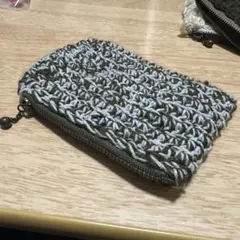 オリーブグリーンと白の編み物ポーチ