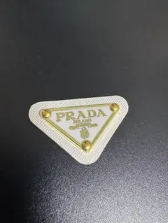 PRADA ホワイト カボション プレートラスト1点✨