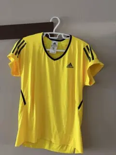 adidas イエロー Vネック トップス