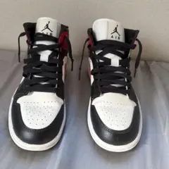 NIKE AIR JORDAN 1 ミッド スニーカー