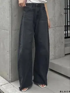 裾フリンジバレルレッグデニムパンツのサムネイル