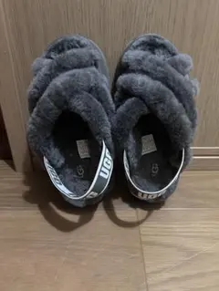 UGG 厚底ファーディスコクロススライド　チャコール