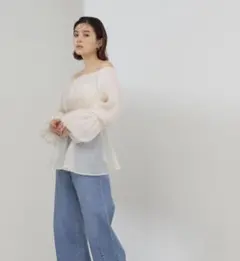 NATURAL BEAUTY BASIC　シアーギャザーブラウス　ホワイトのサムネイル