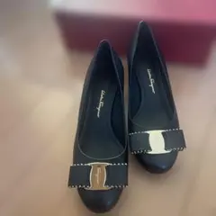 【美品】Salvatore Ferragamo 黒✖️ゴールVARA8Dフェラガモ