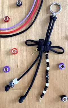 ARIRANG風　チャーム　ブラック　V BTS キーホルダー　お守り　幸運