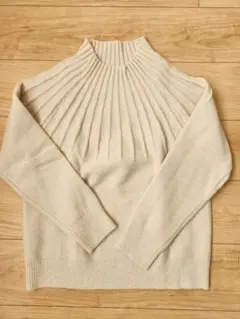 クリーム色 タートルネックニット セーター