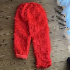 個性的！ヘンテコ　謎の赤いフェイクファーパンツ　しっぽ？仮装？