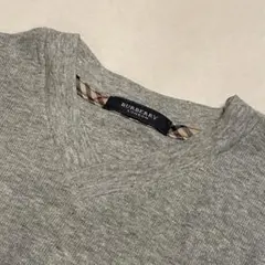 Burberry　バーバリー　リブVネックTシャツ　Ｍサイズ　グレー