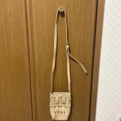 編み込みデザイン ベージュショルダーバッグ