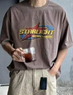 DAZY プリントTシャツ コーヒーブラウン グラフィックT ドロップショルダーのサムネイル