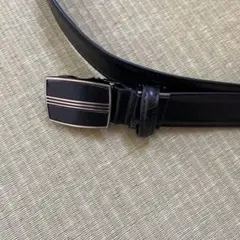 黒のレザーベルト メタルバックル付き