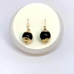 黒×ゴールド　揺れるボールピアス　アクセサリー　女性らしい　華やかさ