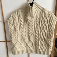 ケーブルニットタートルネックベスト