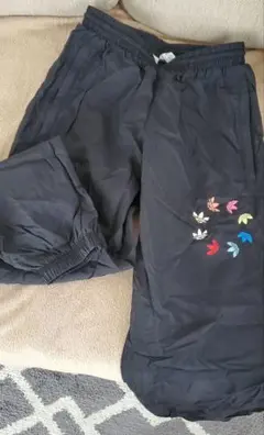 adidas 黒パンツ カラフルロゴ刺繍