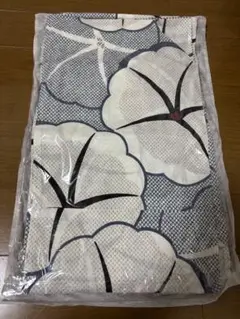 水色かかったグレー地の白花柄の浴衣