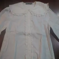 フリル付き襟のホワイトシャツ